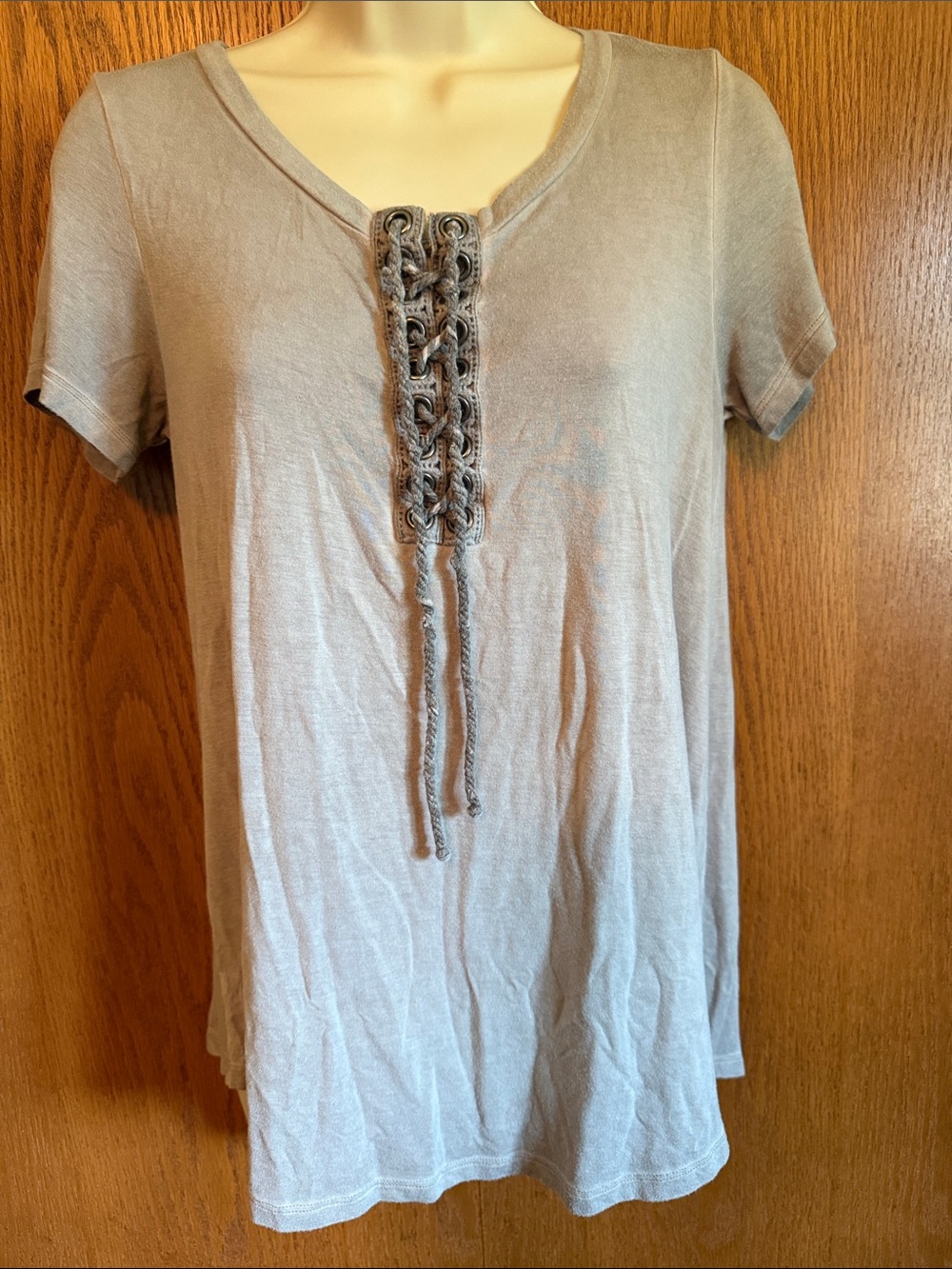 American Eagle Outfitters Lace-Up V-Neck Short Sleeve Tee in Taupe